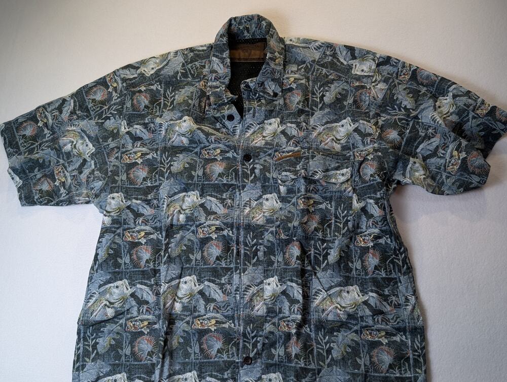 Clearwater Outfitters Men's Short-Sleeve Button up Shirt with Fish Size Medium